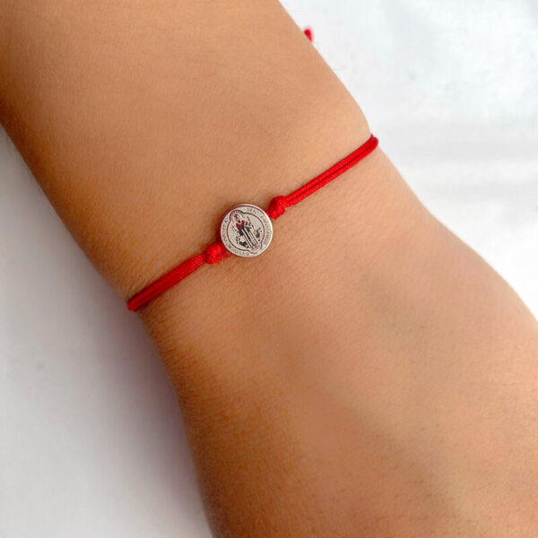 Pulsera San Benito hilo rojo P 1095 P modelo